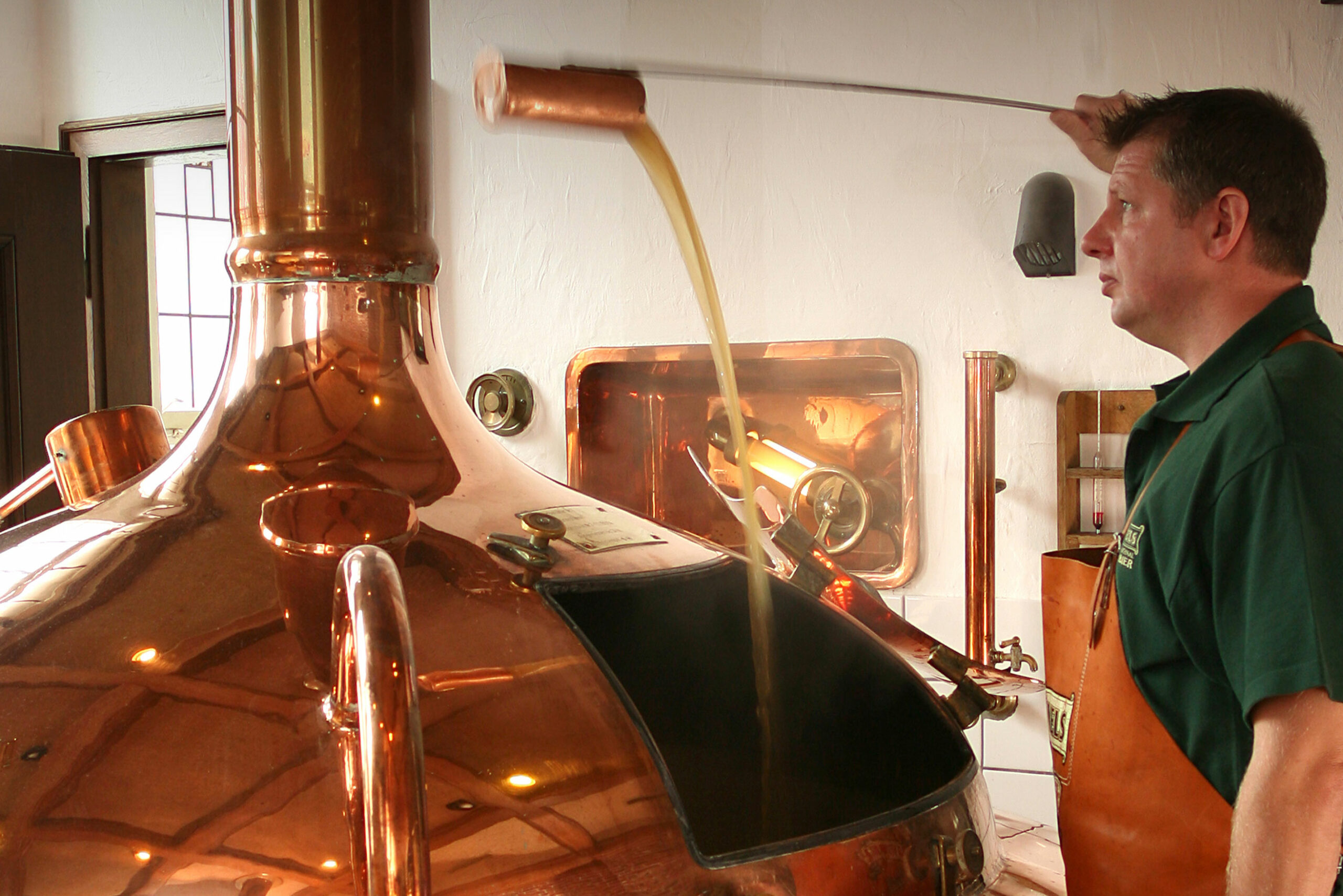 Hövels Hausbrauerei Braumeister am Sudkessel (Brauereibesichtigung Dortmund Innenstadt)